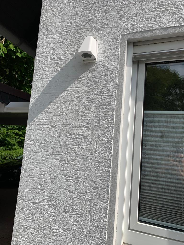 Überwachungskamera an einer Hauswand