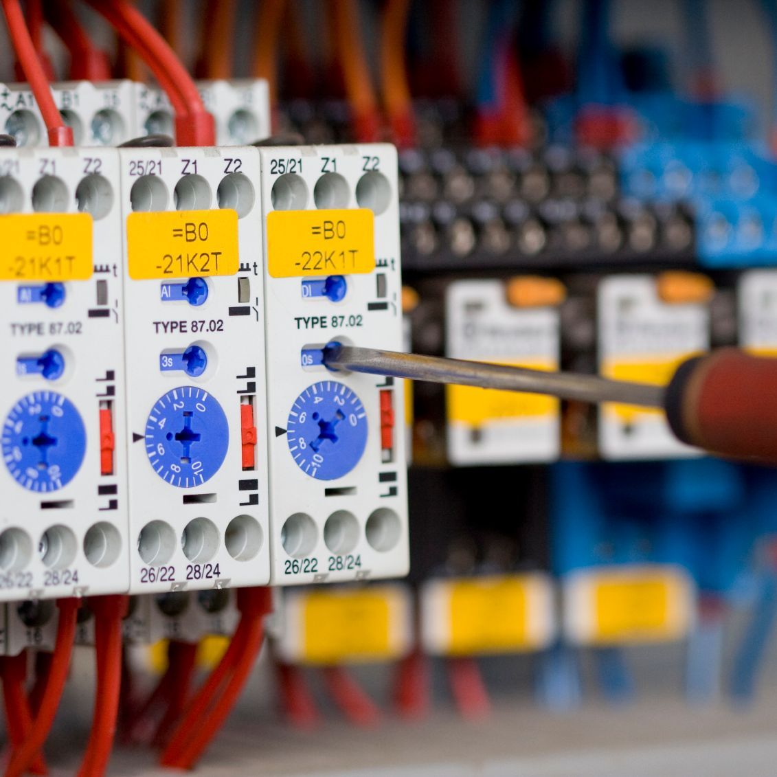 Elektrofachkraft bei der Installation