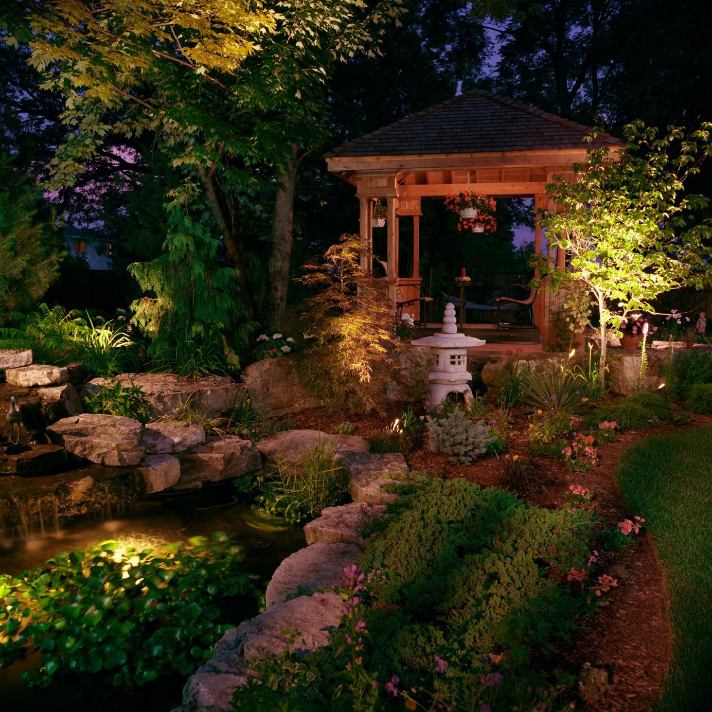 Beleuchteter Garten bei Nacht