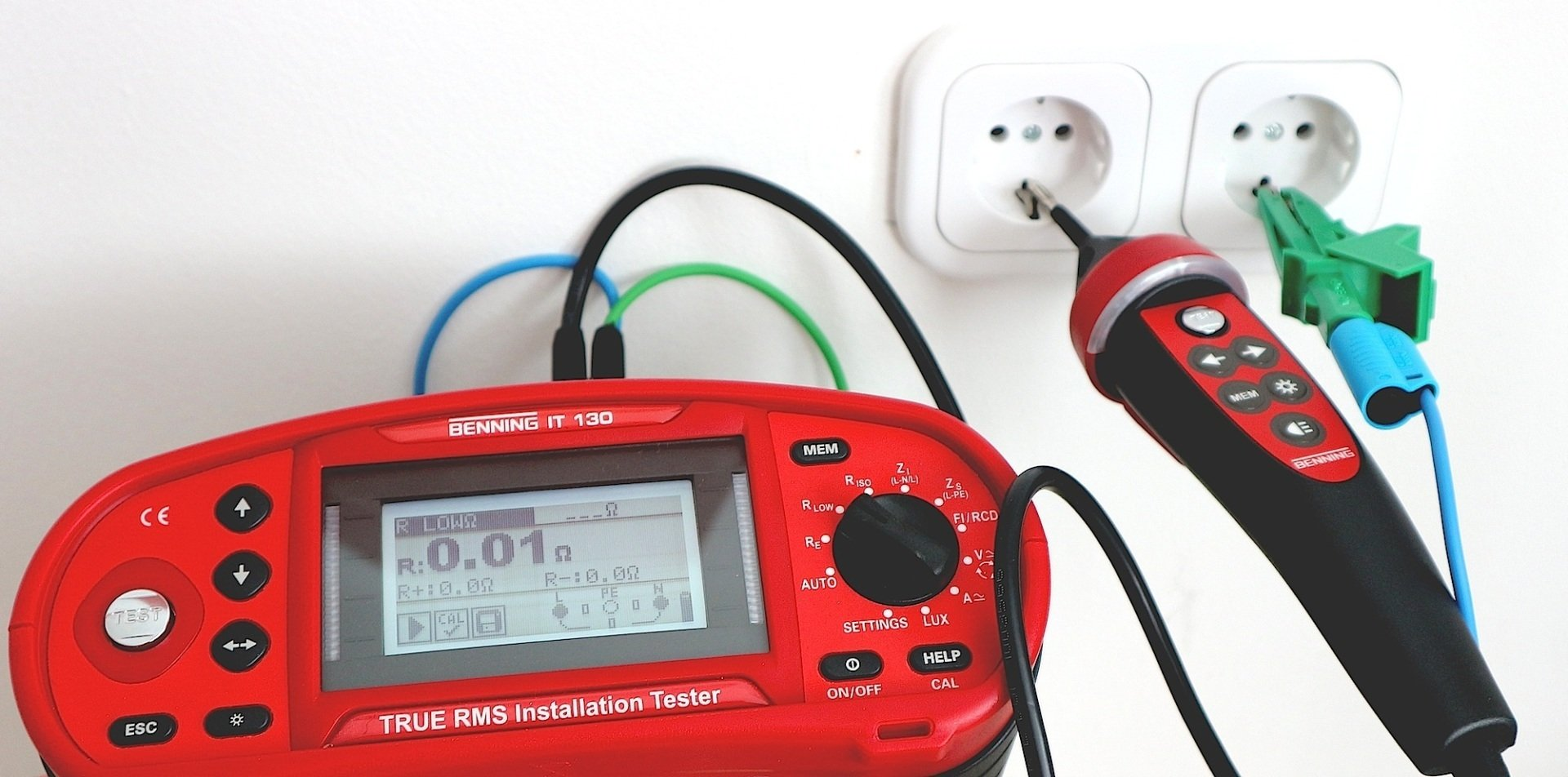 Messgerät bei der Prüfung einer Elektroanlage